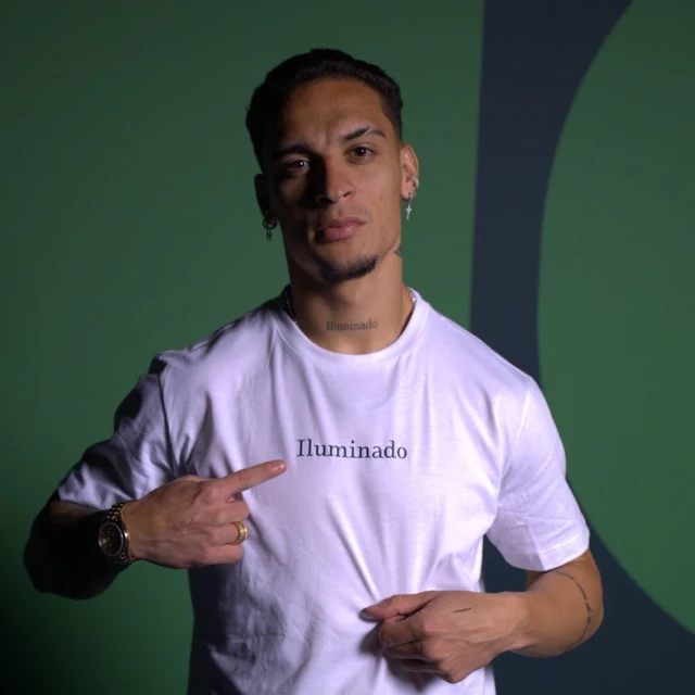 开云APP-排面这一块！贝蒂斯推出安东尼联名服装，每卖一件球员都有分成